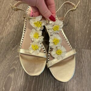 New without tags Betsy Johnson gold block heels floral